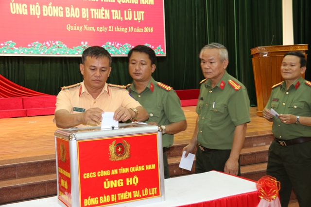 Continúan las donaciones para pobladores afectados por las inundaciones en el centro de Vietnam
